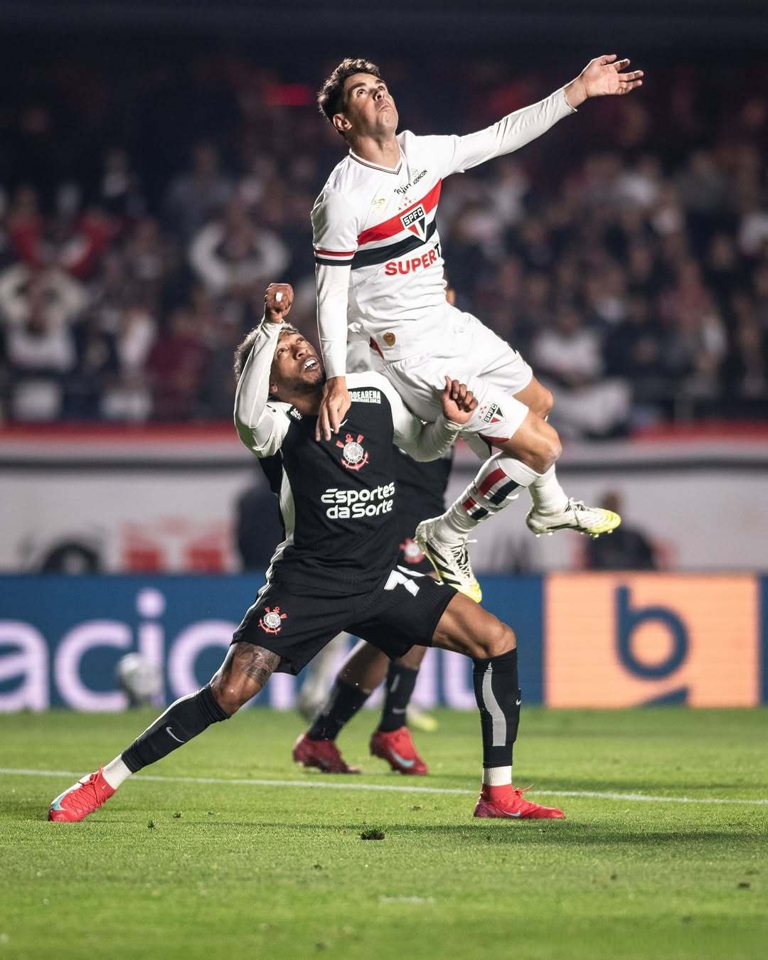 穆古鲁扎在曼联比赛中精彩发挥密尔沃基雄鹿豪取连胜备战足总杯，Ning在雄鹿比赛中险胜看傻球迷的简单介绍